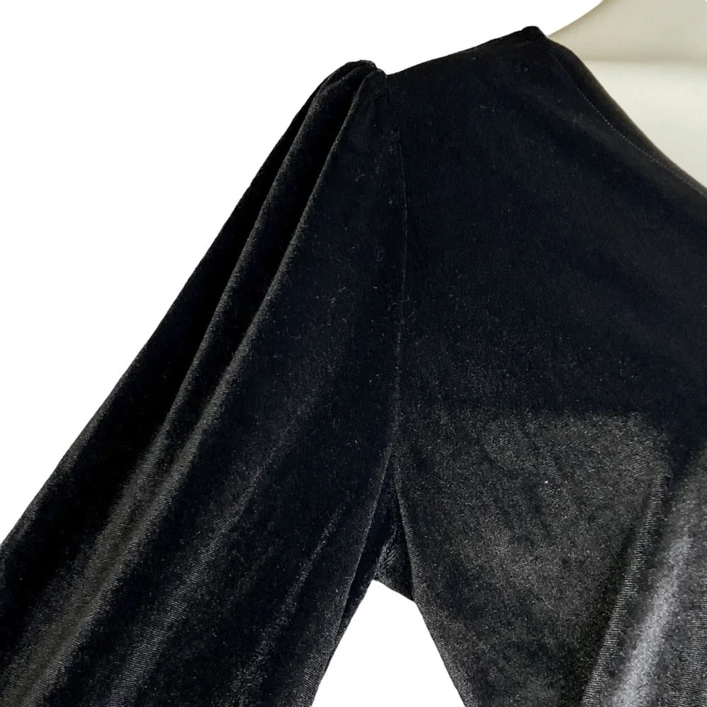 TORRID NWT Bodysuit Black Velvet Long Sleeve V Neckline Size 1 - Picture 7 of 16